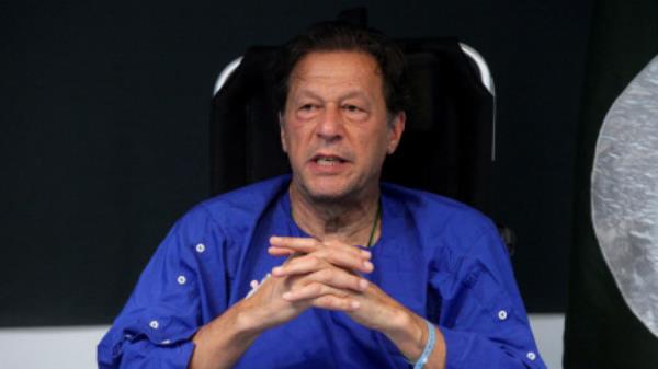 FILE PHOTO: Former Pakistan&#039;s Prime Minister Imran Khan addresses a news co<em></em>nference after he was wounded following a shooting incident during a long march in Wazirabad, at the Shaukat Khanum Memorial Cancer Hospital &amp; Research Centre in Lahore, Pakistan November 4, 2022. REUTERS/Mohsin Raza

