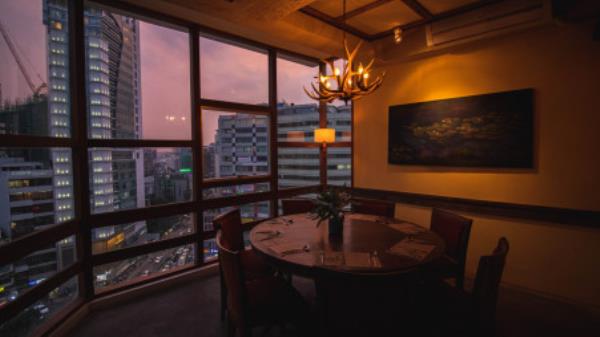  Located in the heart of Gulshan 2, The Grove Bistro presents a thrilling ambience of music, lighting and décor. Photo: Courtesy 
