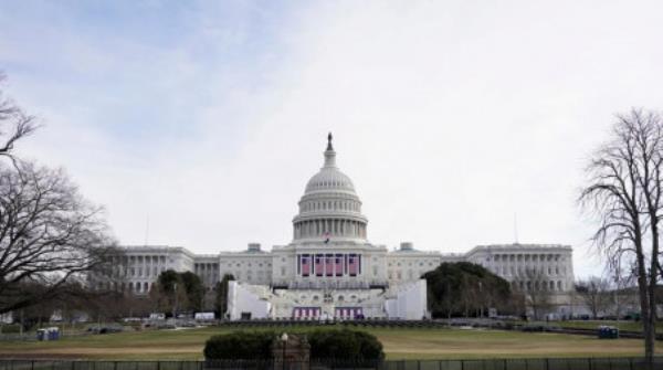 FILE PHOTO: Razor wire is seen on a fence around the U.S. Capitol ahead of U.S. President-elect Joe Biden&#039;s inauguration, in Washington, U.S., January 17, 2021. REUTERS/Joshua Roberts