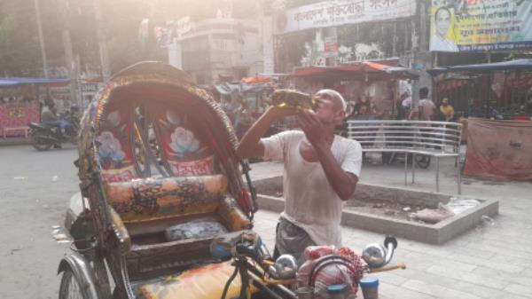 The rickshaw-pullers, among others, said they not o<em></em>nly have to suffer from the heat wave during the day, but the power cuts at night make life unbearable.
Photo: Shovy Zibran 
