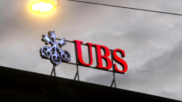 The logo of Swiss bank UBS is seen at a branch office in Zurich, Switzerland, June 22, 2020. REUTERS/Arnd Wiegmann/File Photo