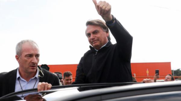 Brazil&#039;s former President Jair Bolso<em></em>naro gestures as he greets supporters at Salgado Filho Internatio<em></em>nal Airport, on the day the Electoral Justice begins the trial to determine his political rights, as he arrives in Porto Alegre, Rio Grande do Sul, Brazil, June 22, 2023. REUTERS/Diego Vara/File photo

