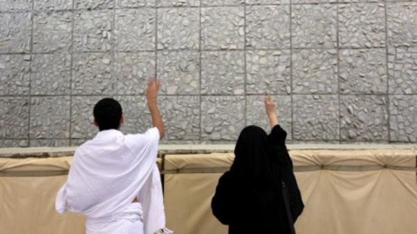 Muslim pilgrims cast sto<em></em>nes at a pillar symbolizing Satan during the annual Haj pilgrimage, amid the coro<em></em>navirus disease (COVID-19) pandemic, in Mina, near the holy city of Mecca, Saudi Arabia, July 20, 2021. REUTERS/Ahmed Yosri