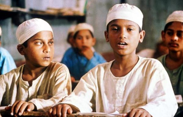 Russel Farazi (left) and Nurul Islam Babu starred in Matir Moina in 2002. Photo Collected