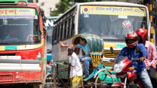 There are indeed issues with city etiquette co<em></em>ncerning citizen behaviours because they don’t utilise whatever infrastructure the city has already. Photo: Mumit M