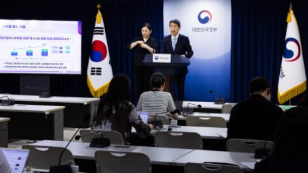 Education Minister Lee Ju-ho speaks during a press briefing at the Government Complex Seoul on Wednesday. Photo: Collected