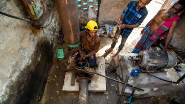 Technicians try to fix a groundwater pump in Gazipur after a drop in water flow. Groundwater is depleting at higher rates in some locations within the greater Dhaka city, Gazipur and the High Barind Tract areas. PHOTO: NOOR-A-ALAM
