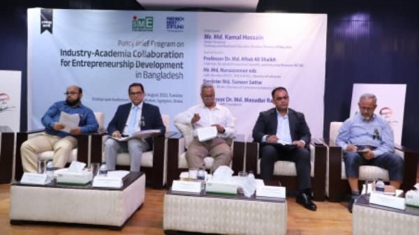 Experts during a seminar on the “Cooperation between educatio<em></em>nal and industrial institutions for the development of SME entrepreneurs in Bangladesh” organised by the SME Foundation and the German development organisation Friedrich-Ebert-Stiftung (FES) today (29 August) at the Agargaon Tourism Bhaban. Photo: TBS