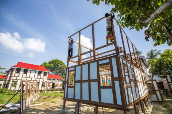 Artisans co<em></em>nstruct a readymade house at a store in Ghor Dour Bazar, located in Louhajong, Munshiganj. Latest changes in design have made them popular in many parts of the country. Photo: Noor A Alam