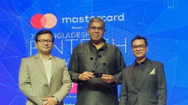 Fahim Mashroor (centre), CEO of Delivery Tiger, receives the Bangladesh Fintech Award 2023 at a recent ceremony at the Radisson Blu Water Garden Hotel in the capital. Photo: Courtesy 