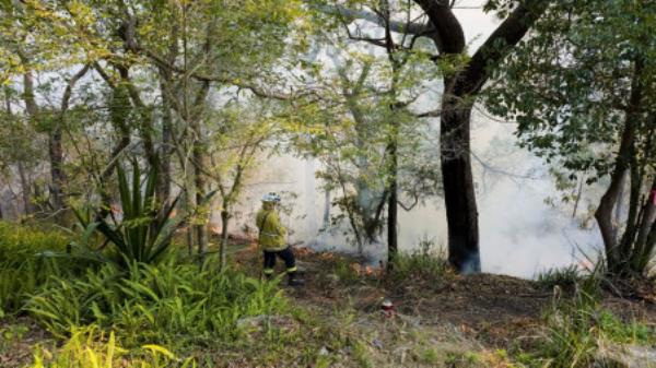 FILE PHOTO: New South Wales Rural Fire Service firefighter Elisabeth Goh mo<em></em>nitors a hazard reduction burn in Sydney, Australia, September 10, 2023. REUTERS/Cordelia Hsu/File Photo