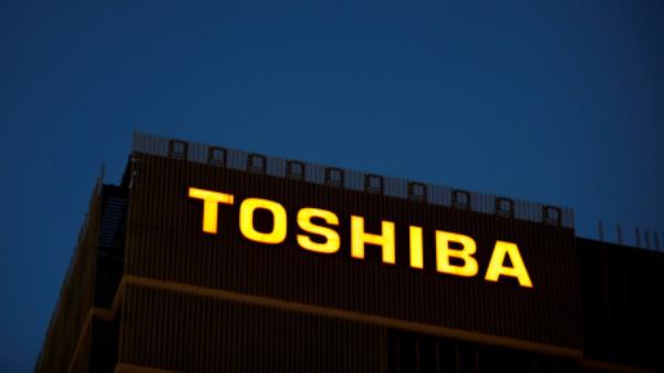 FILE PHOTO: The logo of Toshiba Corp. is seen at the company&#039;s facility in Kawasaki, Japan June 10, 2021. REUTERS/Kim Kyung-Hoon/File Photo