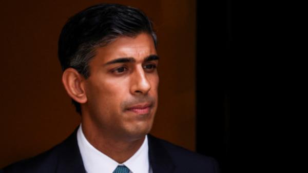 Britain&#039;s Prime Minister Rishi Sunak walks outside Number 10 Downing Street, in London, Britain, October 26, 2022. REUTERS/Henry Nicholls/File Photo