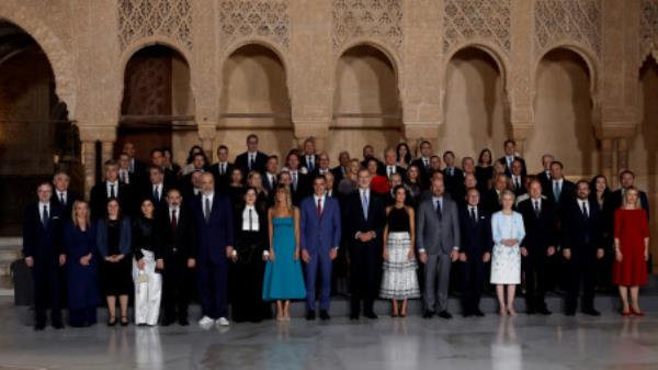 Spain&#039;s King Felipe VI, Queen Letizia and European country leaders pose for a family photo during a visit to the Court of the Lions at Alhambra Palace, on the day of the European Political Community Summit in Granada, Spain October 5, 2023. REUTERS/Jon Nazca/File Photo