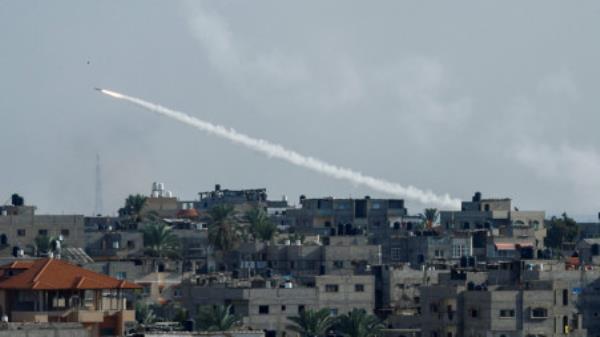 A rocket is fired from Gaza toward Israel, in Gaza, October 7, 2023. REUTERS/Ibraheem Abu Mustafa