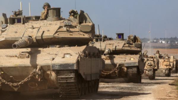 Israeli tanks and military vehicles take position near Israel&#039;s border with the Gaza Strip, in southern Israel, October 13, 2023. REUTERS/Violeta Santos Moura

