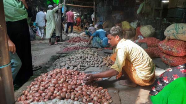 o<em></em>nion and potato seller in a kitchen market in the capital on 3 November 2023. Photo: TBS