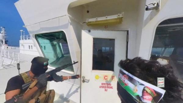 Houthi fighters open the door of the cockpit on the ship&#039;s deck in the Red Sea in this photo released November 20, 2023. Houthi Military Media/Handout via REUTERS

