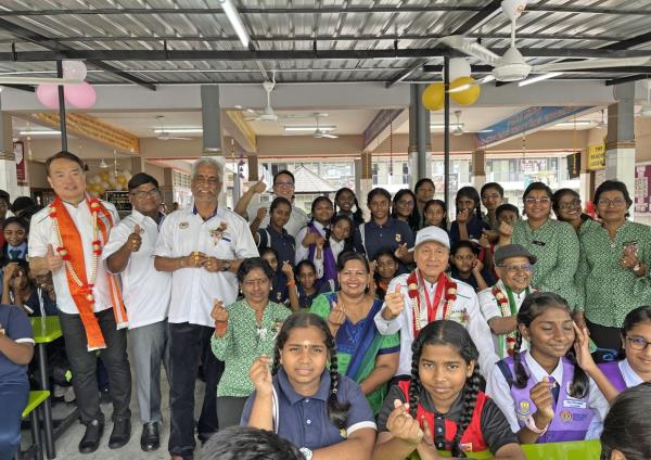 Pupils in SJKT Ladang North Hummock now have a more spacious area for recess with the canteen expansion thanks to the Project Eko Kids Café. Celebrating with the students are (far left) Chang and (far right) Lee. 