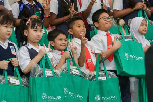  Eco World Foundation also provides underprivileged students with school supplies with their Student Aid Programme (SAP). 