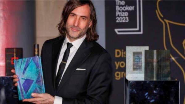 Irish writter Paul Lynch with his 2023 Booker Prize-winning novel &#039;Prophet Song&#039; © Adrian DENNIS / AFP
