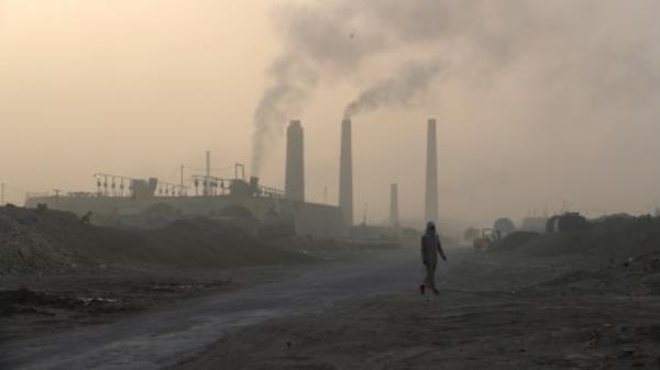 FILE PHOTO: A general view shows brick factories as smoke rises from the stacks in the town of Nahrawan in Baghdad, Iraq June 5, 2022. REUTERS/Thaier al-Sudani/File Photo