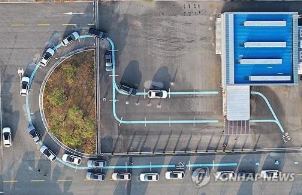 Fuel cell cars line up at a hydrogen charging station in Chuncheon, Gangwon Province, northeastern South Korea, on Nov. 23, 2023, amid a supply shortage of hydrogen caused by a production reduction in the facilities of a hydrogen producer in Dangjin, South Chungcheong Province, on the country's west coast. (Yonhap)