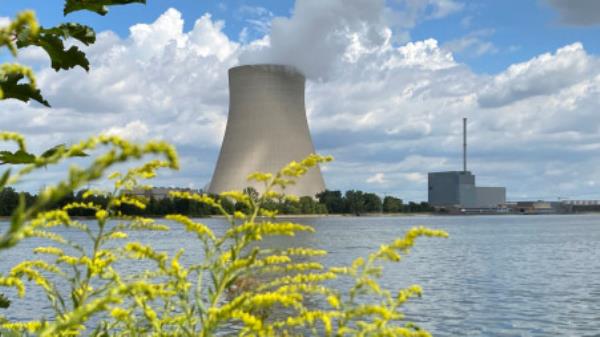 Clouds are seen over the cooling tower of the nuclear power plant Isar 2 by the river Isar amid the energy crisis caused by Russia&#039;s invasion of Ukraine, in Eschenbach near Landshut, Germany, August 1, 2022. REUTERS/Ayhan Uyanik