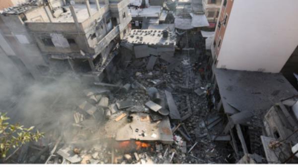 Palestinians inspect a house destroyed in an Israeli strike, amid the o<em></em>ngoing co<em></em>nflict between Israel and the Palestinian Islamist group Hamas, in Khan Younis, in the southern Gaza Strip, December 4, 2023. REUTERS