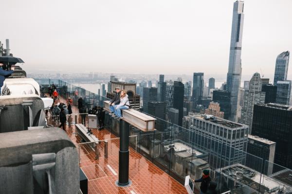 The ride, which rises people above the glass on the 69th floor, mimics the ico<em></em>nic photo of steel workers havin<em></em>g lunch above the city.