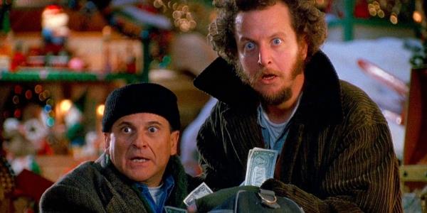 Joe Pesci and Daniel Stern thieving Home Alone