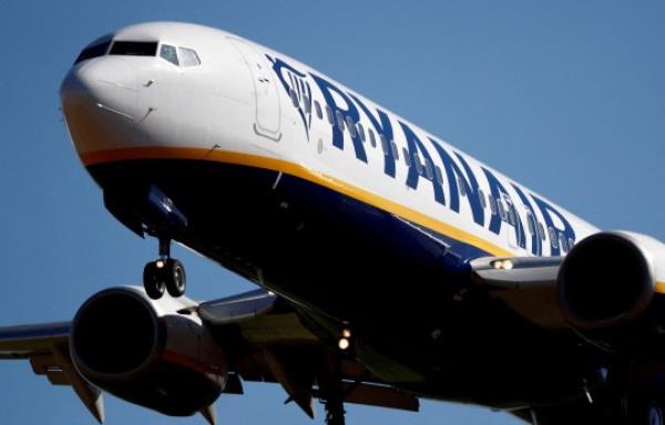 FILE PHOTO: A Ryanair Boeing 737-800 aircraft approaches Paris-Beauvais airport in Tille, northern France, September 27, 2018. REUTERS/Christian Hartmann//File Photo