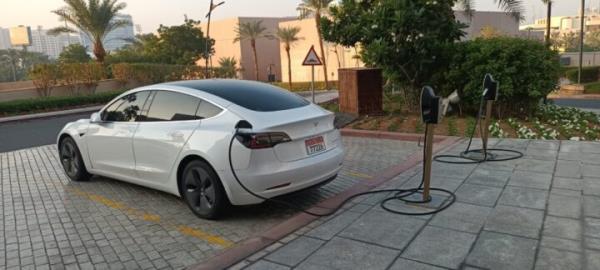 An electric vehicle recharges at a hotel in northeast Dubai, the second largest city in the United Arab Emirates and host of COP28. In this city built on oil wealth, the Dubai climate summit includes messages of promotion and commitment to renewable energies. CREDIT: Emilio Godoy / IPS