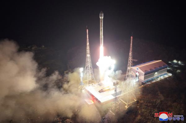 A new type of Chollima-1 rocket carrying a reco<em></em>nnaissance satellite called the Malligyong-1 lifts off from the launching pad at the Sohae satellite launch site in Tongchang-ri, northwestern North Korea, at 10:42 p.m. on Nov. 21.(kcna)